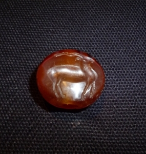 Sigillo in corniola, Iran, 600-900 dC, 2x2